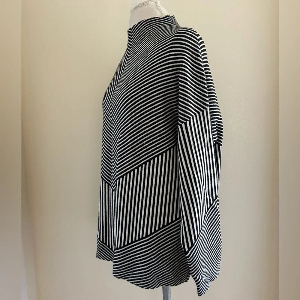 Pretty Black/White Sweater - Picture 5 of 6